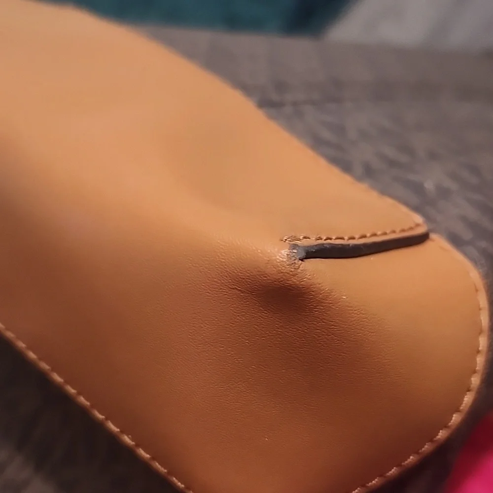 Micheal Kors Eva Leather Tote W/Pouch EUC - Picture 11 of 16